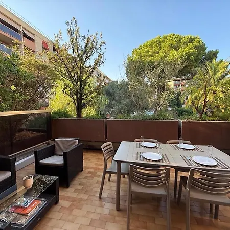 Résidence Avec Piscine Et Tennis